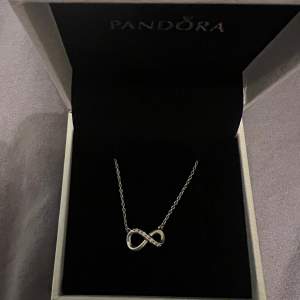 Säljer detta underbara halsband ifrån Pandora. Halsbandet har evighetstecknet längst kedjan med små kristaller i sig. Ett väldigt klassiskt halsband som passar till impresivt allt. Köpt för 600kr i butiken Pandora.