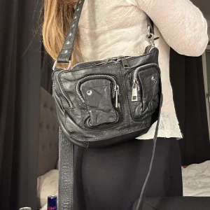 Nunoo väska  - Super snygg nunoo väska i skinn använd ett antal gånger men fortfarande i super fint skick. Org pris 1500. Priset går absolut att diskutera