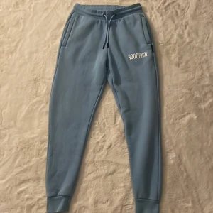 Hoodrich byxor ljus blåa XS  - Hoodrich byxor är faktiskt knappt använda typ gånger om jag ska va helt ärlig fläckfri inga skador 