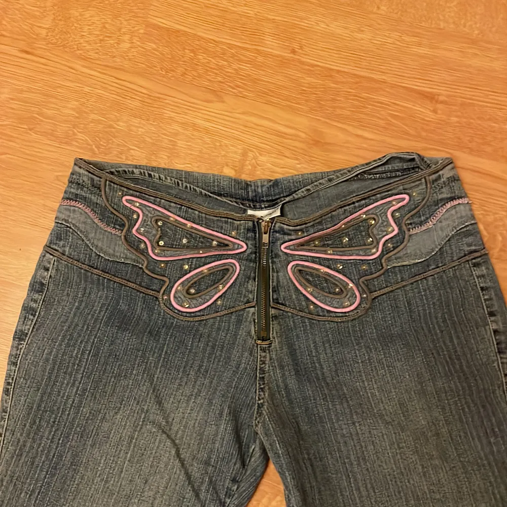 Jens med stor fjäril i strlk 40 💕 🦋 . Jeans & Byxor.