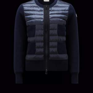 Intresekoll!! På min moncler cardigan i jättebra skick. Köpt på moncler butiken i Stockholm och kvittto finns!! Strl m passar xs-m 