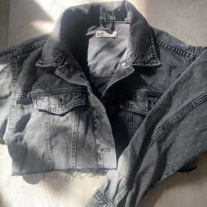 Jeansjacka - Gråsvart jeansjacka från Ginatricot  Kolla mina likade bilder för info om policy och frakt!