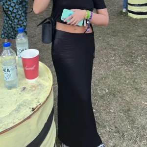 Långkjol - Superfin långkjol med snöre man kan knyta eler ta bort. Det är en slits vid sidan av benet, använd 2 gånger ❤️