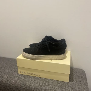 Arigato skor - Säljer ett par väldigt fina arigato som har blivit för små för mig, dem är u väldigt bra skick och väldigt fina i mockan, skulle bara behövas en liten tvätt på sulan. Skriv gärna om ni vill ha fler bilder på skorna eller har några funderingar.