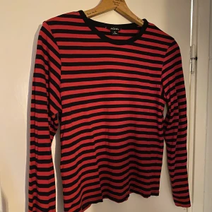 Randig tröja  - Randig tröja från Monki i storlek XS. Fint skick! 