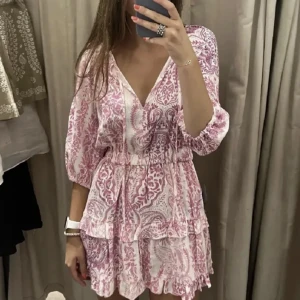 Rosa zara klänning - Slutsåld klänning från zara, storlek S men passar även mig bra som brukar ha xs, använd 1 gång❤️frakt= 66