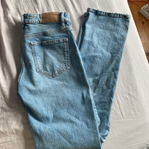 Blå jeans från zara med liten slits i benen