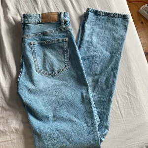 Jeans - Blå jeans från zara med liten slits i benen