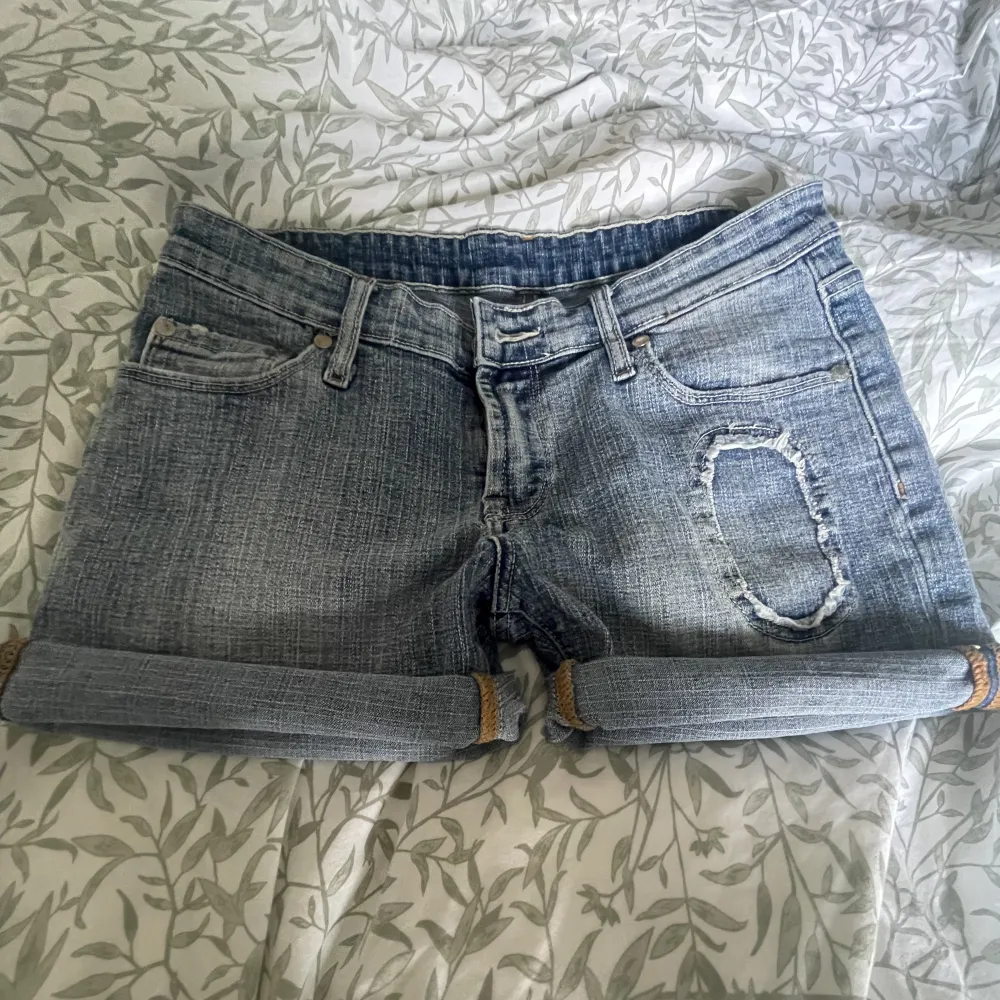 Vintage jeansshorts med låg midja, sjukt snygga och i mycket bra skick💐. Shorts.
