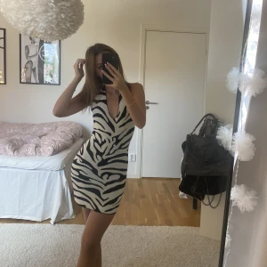 Klänning  - Säljer min helt oanvända Zebra klänning från Gina Tricot som ej säljs längre på hemsidan (se lappen på sista bilden) 💓