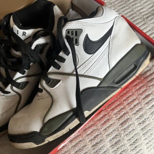 Nike AIR fight 89 - Trendiga Nike Air fight 89, storlek 42 väldigt bra skick endast använda ett par gånger🤍 nypris 1300 mitt pris 900!