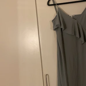 Söt kläning  - Säljer min fina kläning från hm då jag råkade köpa fel storlek.  säljer den för 150 kr utan frakt 🌸