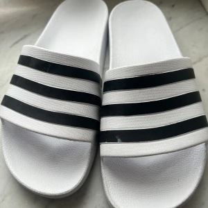 Adidas tofflor  - Superfrächa Adidas tofflor i storlek 42🤍 