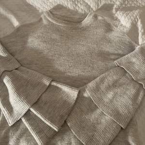 Säljer denna jättefina gråa stickade tröjan med volang armar!✨ Den är från only men köpte den här på plick🪐Säljer då den inte kommer till användning 😇Skriv gärna för fler bilder 