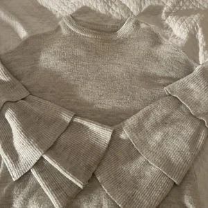 Tröja med volangarmar - Säljer denna jättefina gråa stickade tröjan med volang armar!✨ Den är från only men köpte den här på plick🪐Säljer då den inte kommer till användning 😇Skriv gärna för fler bilder 