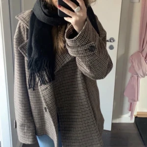 Arket kappa - Säljer denna ursnygga trendiga kappa från arket som är slutsåld överall!! Insidan av jackan har några små hål men inget som syns vid användning- annars är jackan i bra skick!! Nypris ca 2000💗kom privat för fler bilder!! Pris kan diskuteras  