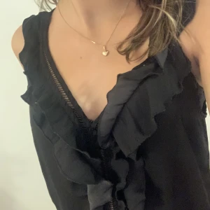 Volang topp - Super söt topp med lite volanger, köpt för flera år sen, från hm, storlek 38💞