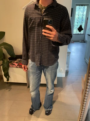 Samsøe Samsøe Skjorta - Jättemjuk bomullsskjorta från Samsøe Samsøe. Jätte skön och perfekt som overshirt. Bra skick. Skriv om ni har nå fler frågor!