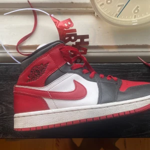 Jordan 1 - Jordan 1 använda några gånger it min stil längre därför så säljer jag  Pris kan diskuteras 