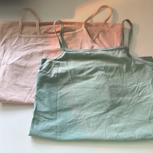 Linnen - Ett rosa linne och ett grönt linne. Köpt från Plick men då var den helt ny. Kontakta om ni har fler frågor💖