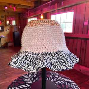 Virkad hatt - Virkad hatt i bomull. Rosa/orange/blå. Passar normalt till stort huvud.