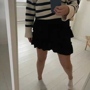 Volangkjol - Så söt svart volangkjol, sparsamt använd och väldigt bra skick💘💘