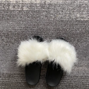 vita pälstofflor storlek 38 - vita pälstofflor med svart undersida i storlek 38 men skulle passa 39 eller 37 också. Supersköna och har endast använts 1 gång utomhus! 