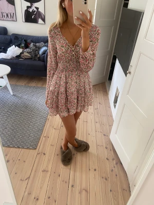 Klänning - Säljer denna fina klänning från zara storlek S