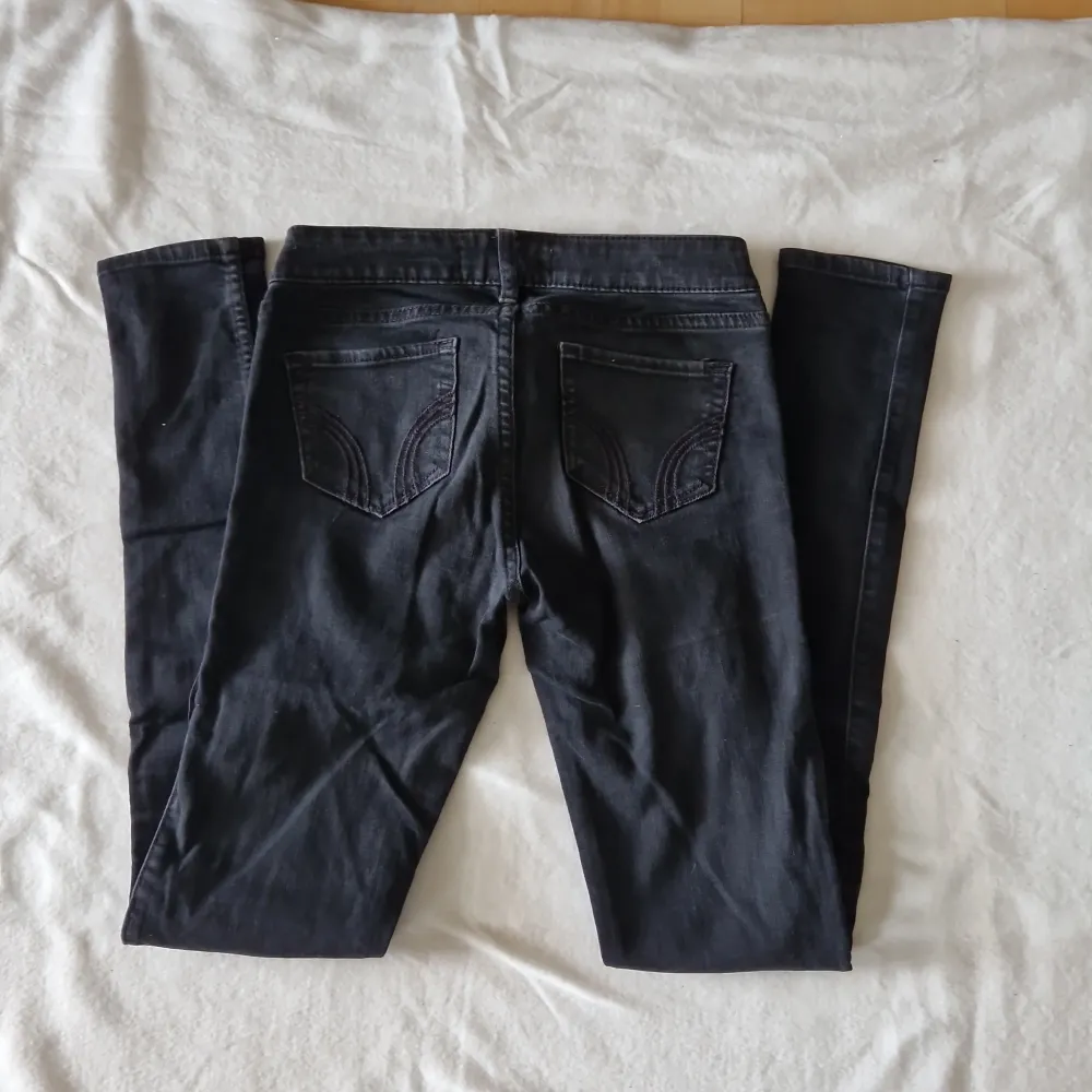 Svarta jeans från Hollister. Storlek W25 L31. Tight modell . Jeans & Byxor.