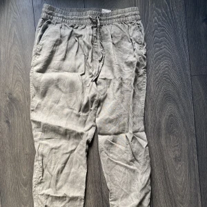 linnebyxor - Säljer mina populära linnebyxor från h&m. Färg mörkgrön/olivgrön! Behöver strykas, kan göra innan jag postar