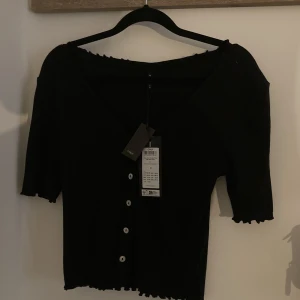 Tröja  - Säljer denna helt nya tröja me prislappen på för 100 ordinarie är 200kr är från only storlek m