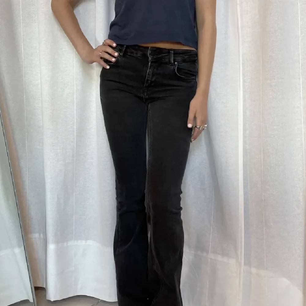 Så snygga zara jeans som är svarta low waist😇💗🙌🏽😽😋. Jeans & Byxor.