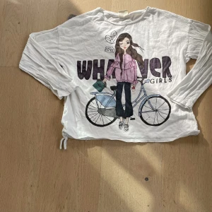Vit långärmad t-shirt från zara med coolt tryck - Barntröja från Zara i storlek 134. Tryck både fram och bak. Okej skick