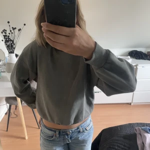 Grå sweatshirt  - Säljer denna snygga mörkgrå swetshirt från Gina i storlek Xs. 