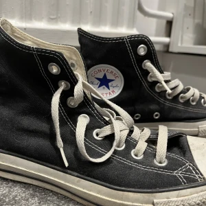 Skor  - Äkta converse skor i bra skick. Storlek 39,5. Nypris runt 600kr
