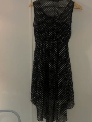 Klänning - Prickig svart klänning, bra skick, storlek 44 men passar M.