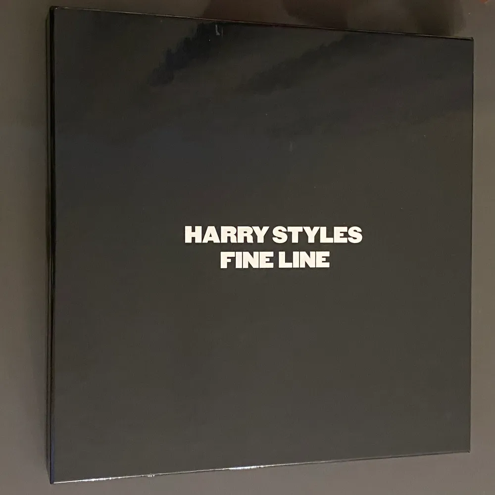 ’Harry Styles Fine Line Anniversary Vinyl’ i jättebra skick. Allt som finns med på första bilden ingår. Vinylerna har några repor som gör det lite hackigt i enstaka låtar men det fanns redan när jag fick dem. Nypris = 1000 kr. Övrigt.
