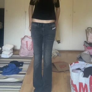 Diesel jeans - Funderar på att sälja dessa galet snygga jeans ifrån diesel. As snygga och cool och oerfekt nu till hösten. lite upprivna lägst ner men absolut inget man tänker på. Tveka inte att skriva för flera bilder eller något du undrar över❤️