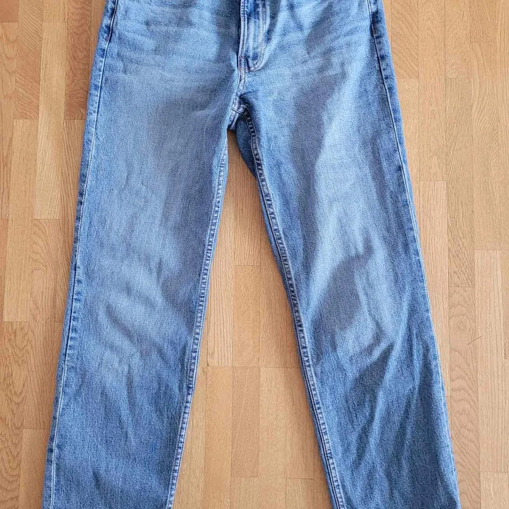 Jeans från H&M i storlek 36. Byxorna är i bra skick👍🏼. Jeans & Byxor.