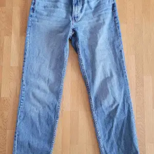 Jeans från H&M i storlek 36. Byxorna är i bra skick👍🏼