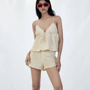 Set från zara - Säljer detta fina settet från zara, linne i storlek S och shorts i M, fint skick! Går även att köpa separat