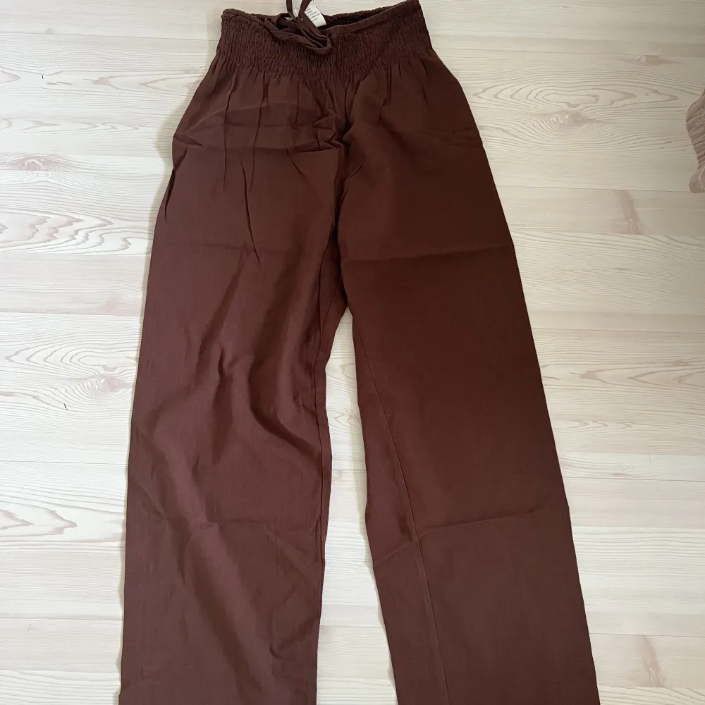 bruna linnebyxor från shein! köpare står för frakt 🤍. Jeans & Byxor.
