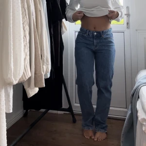 Raka low waist jeans  - Säljer dessa low waist jeansen från Lindex i storlek 36. Passar mig bra som är 1,62. 