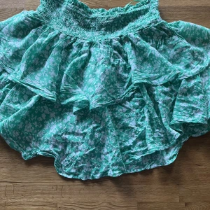 Fluffig kjol - Säljer min gröna kjol som endast är använd 3-4 ggr, Stolek S/M