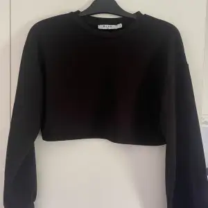 croppad sweatshirt ifrån NAKD - i strl S Använd ca 2/3ggr💗 säljer för 100kr