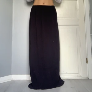 Långkjol  - Säljer min fina långkjol från Gina tricot. Tyvärr är den för lång för mig som är 164 cm, och är därför aldrig använd.  Köpt för 400 kr