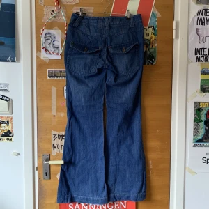 Jeans med fickor bak - Snygga lågmidjade jeans som tyvärr inte används! Pris kan diskuteras! (Midja: 38, ytterben: 101, Innerben: 77, bootcut bredd: 29)