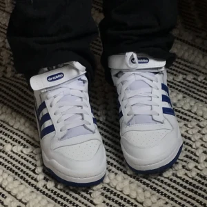 Adidas forum mid - Adidas forum mid i inprincip oanvänt skick❤️‍🔥 Original förpackning finns! Kontakta för mer info och bilder💓