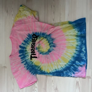 t-stirt från trasher - köpt på en loppis, står dessvärre ej storlek men skulle säga S/M i oversized byggnad. köpare står för frakt 🤍