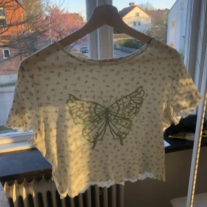 Sommartopp - Jättefin blommig sommartopp. 